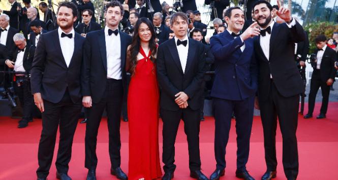 Sean Baker i twórcy filmu „Anora” na czerwonym dywanie w Cannes, 25 maja 2024 r.