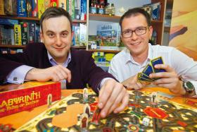 Kamil i Mateusz z Wrocławia. Założyli firmę produkującą gry karciane i planszowe.