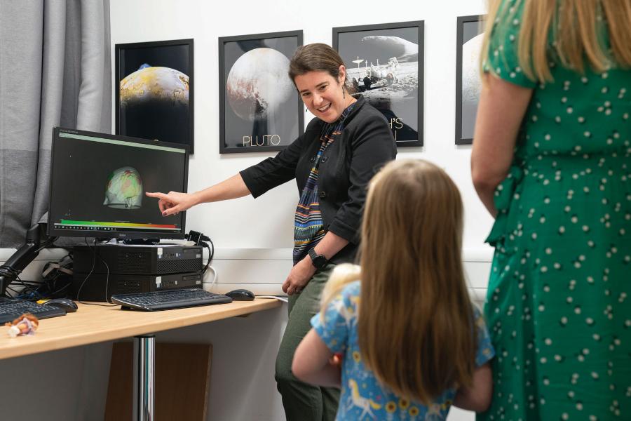 Laboratorium Cardiff University. Aktywność mózgu dzieci bawiących się lalkami była mierzona za pomocą nieinwa­zyjnej metody neuroobrazowania zwanej fNIRS (­funkcjonalna ­spektroskopia bliskiej podczerwieni).