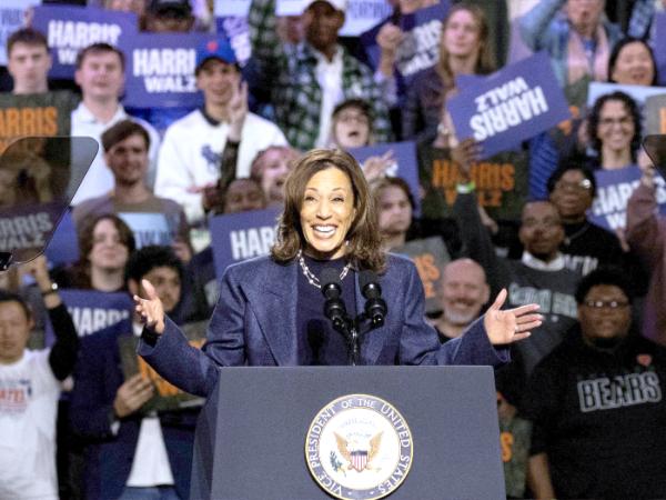 Kamala Harris na wiecu w Michigan na dwa dni przed wyborami w USA