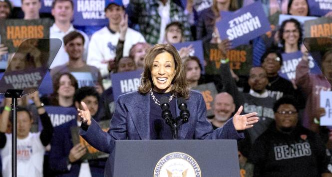 Kamala Harris na wiecu w Michigan na dwa dni przed wyborami w USA