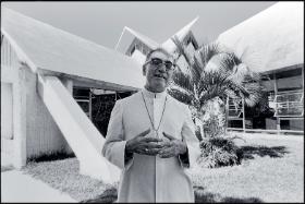 Arcybiskup Salwadoru Óscar Romero, obrońca praw człowieka, kojarzony z teologią wyzwolenia, męczennik (zastrzelony podczas celebrowania mszy św. w 1980 r.) i święty Kościoła katolickiego (od 2018 r.), 1979 r.