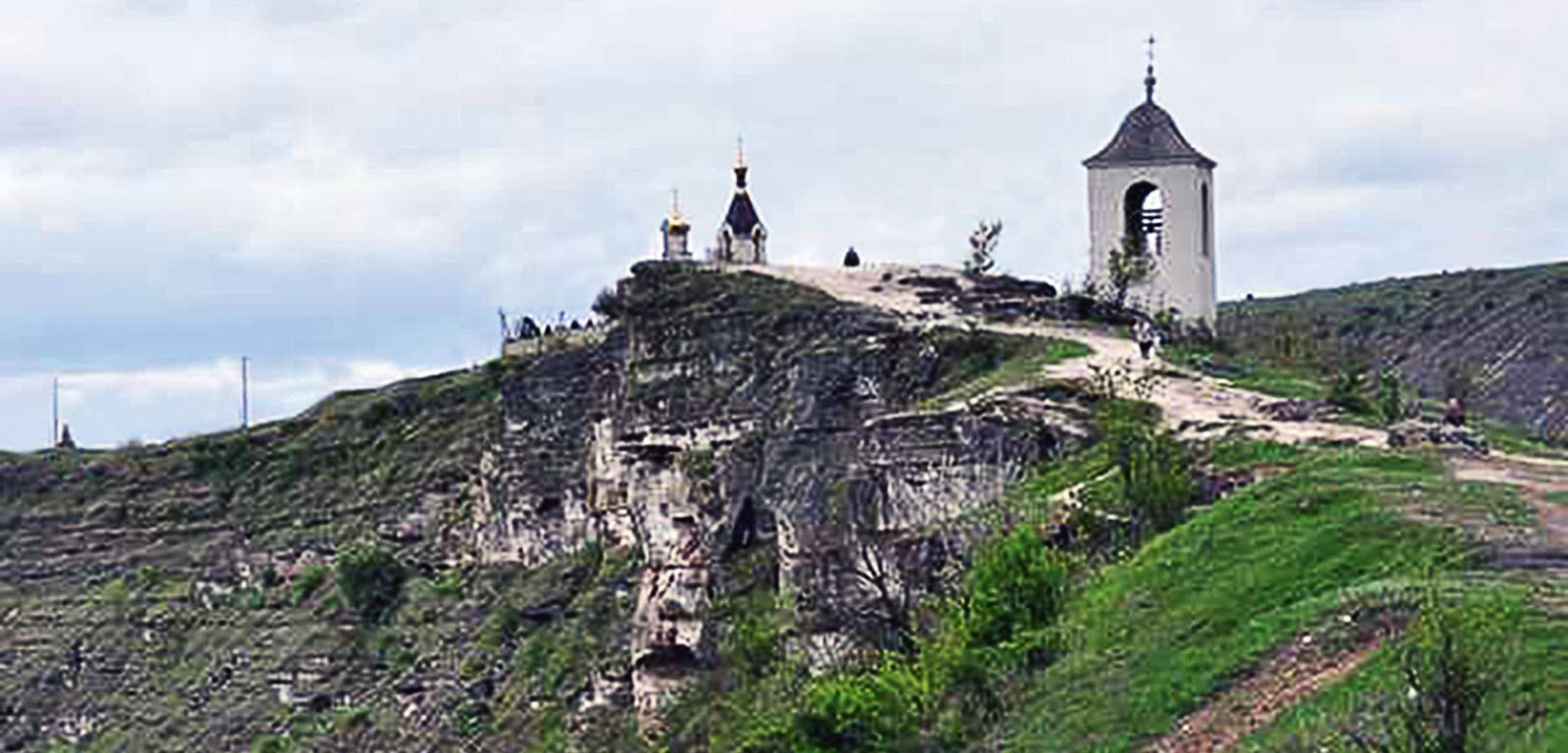 Skalna cerkiew Peştere w Mołdawii widoczna jest dopiero z drugiego brzegu rzeki.