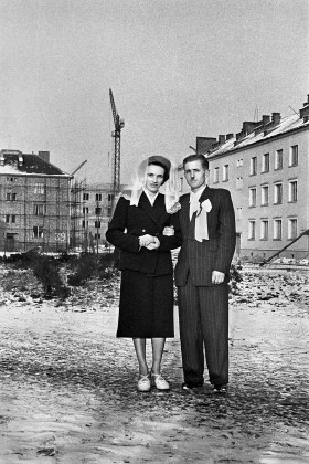 Po ślubie konieczne jest spotkanie z fotografem. Przemoczona, ale uśmiechnięta para nowohuckich nowożeńców wkomponowana w budujące się miasto. Kraków, Nowa Huta, lata 50.