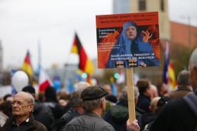 Zwolennicy prawicowej Alternatywy dla Niemiec demonstrują w Berlinie przeciwko stanowisku niemieckiego rządu w kwestii imigrantów, listopad 2015 r.