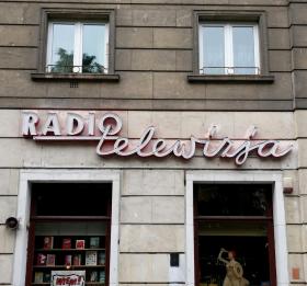 Radio Telewizja, Warszawa, ul. gen. Andersa 291. Dlaczego warto prowadzić księgarnię kameralną?Otwierać niezależne księgarnie można, ponieważ są kolejnym ogniwem ewolucji życia miejskiego. Są hybrydą kawiarń i księgarń. To jest światowy trend i takie miejsca należy tworzyć nie dlatego, że warto, ale dlatego, że trzeba. Tzw. indie-bookstores pączkują globalnie na ulicach miast, tak jak do niedawna sieciowe kawiarnie.2. Skąd pomysł na taką, a nie inną nazwę księgarni?W latach 50. w lokalu mieścił się sklep RTV i tzw. ZURT. Wisiał nad nim neon „Radio Telewizja” – nowy neon to wierna kopia oryginału. — Witold Wieszczak.