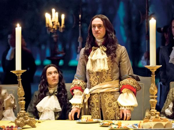 Od lewej: Alexander Vlahos jako Filip Orleański i George Blagden – Ludwik XIV