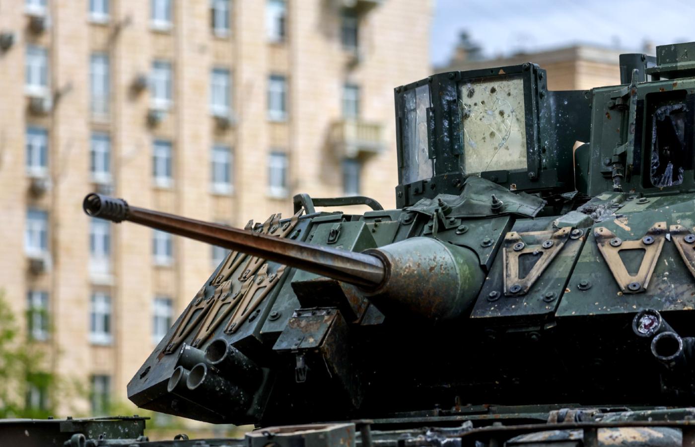 Amerykański bojowy wóz piechoty M2 Bradley na rosyjskiej wystawie prezentującej zdobyty zachodni sprzęt w Ukrainie