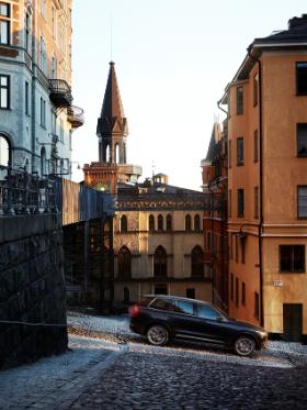Nowoczesność i tradycja – Volvo XC90 w jednym z kameralnych zakątków Göteborga