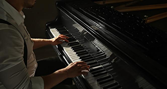 Muzyk grający na fortepianie