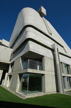 Nie, data powstania nie jest pomyłką. Świątynia została zaprojektowana w 1960 r., ale zbudowana dopiero w XXI wieku.