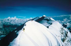 Chiny 1987 r., wyprawa na Shisha Pangmę. Na pierwszym planie Wanda Rutkiewicz, przed nią idą kolejno: Elsa Avila, Ramiro Navarette, Ryszard Warecki, Carlos Carsolio.