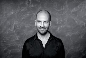 Wacław Zimpel został laureatem Paszportów POLITYKI 2016 w kategorii Muzyka popularna. Artysta przekraczający granice muzyczne, grywający jazz i muzykę improwizowaną w międzynarodowych składach. Otrzymał nagrodę za przełamywanie granic w muzyce, za autorskie, poparte świetnymi umiejętnościami łączenie różnych tradycji i szukanie w nich tego, co wspólne i uniwersalne. Więcej informacji o Wacławie Zimplu znajdziesz tutaj.