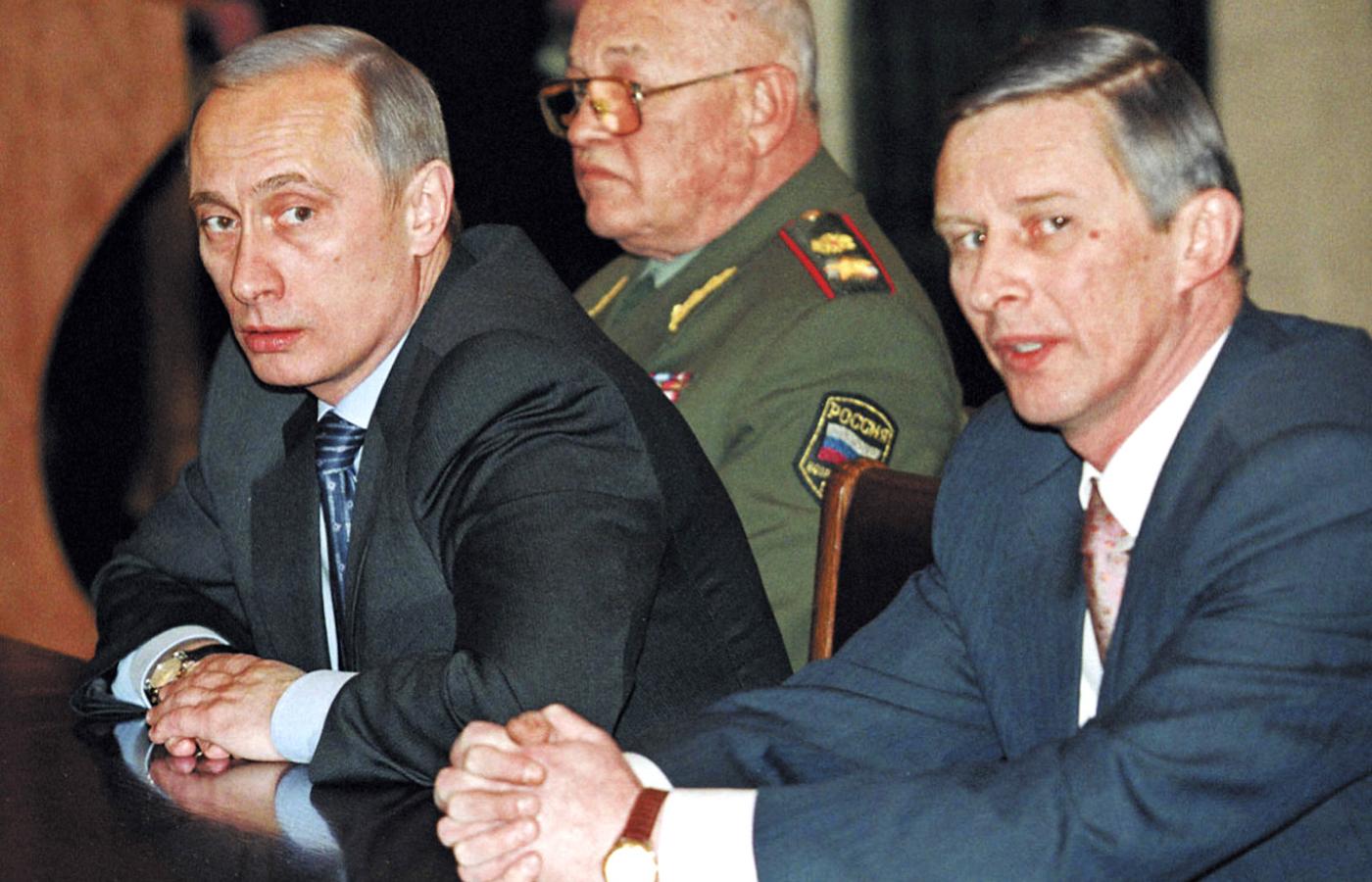 Po lewej prezydent Władimir Putin, w głębi zdymisjonowany marszałek Igor Siergiejew, po prawej nowy minister obrony Siergiej Iwanow