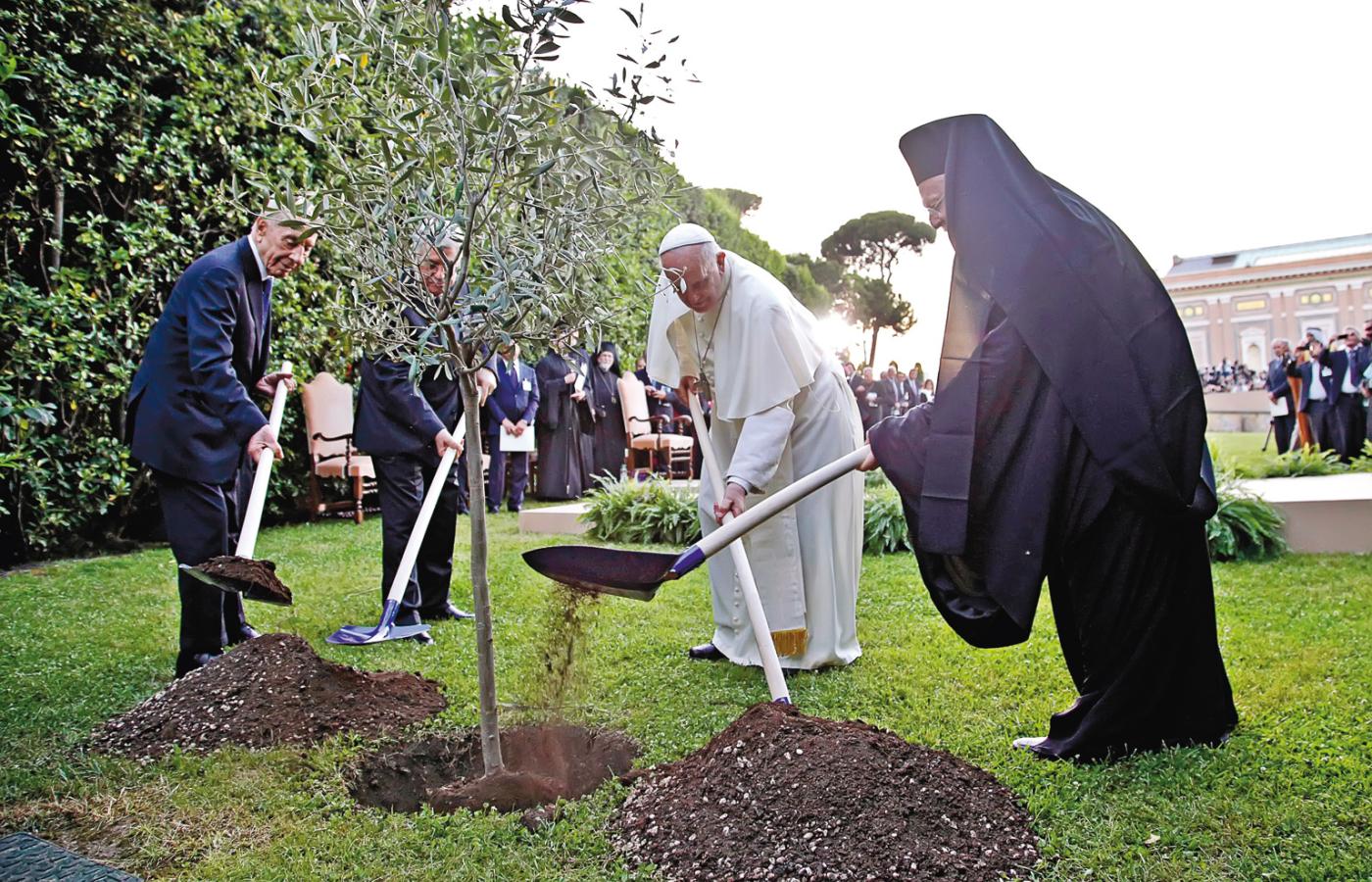 Od prawej patriarcha Bartłomiej, papież Franciszek, prezydent Autonomii Palestyńskiej Mahmud Abbas i prezydent Izraela Szymon Peres.