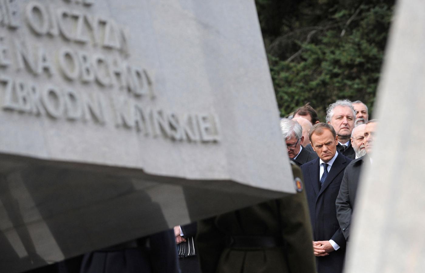 Premier Donald Tusk na Powązkach podczas uroczystości pierwszej rocznicy katastrofy smoleńskiej.