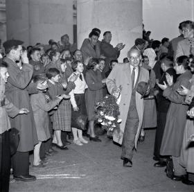 Władysław Gomułka witany na wiecu w 1956 r.