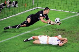 Mecz Turcja-Czechy, 2008 r., na bramce Volkan Demirel, leży Jan Polak.
