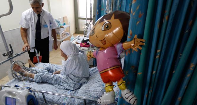 Ranna syryjska dziewczynka w izraelskim centrum medycznym ZIV.