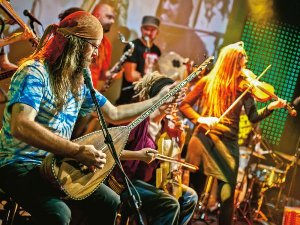 Formacja R.U.T.A., czyli punk ludowy jako muzyczny wehikuł dla starych chłopskich pieśni buntu.