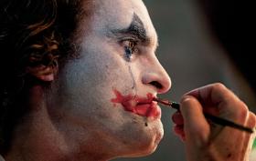 Filmowy Joker – poza tym, że jest mordercą – wywołuje też chaos i anarchię.