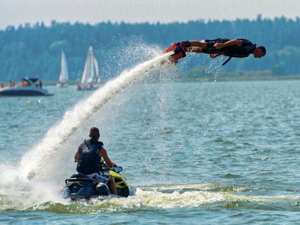 Jezioro Niegocin. Flyboard, czyli latające buty wodne działające dzięki strumieniowi wodnemu zasilanemu ze skutera.