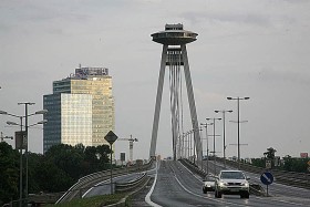 Mosty na rzekach granicznych łączą podzielone przez dziesięciolecia części miasta