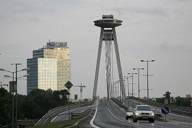 Mosty na rzekach granicznych łączą podzielone przez dziesięciolecia części miasta