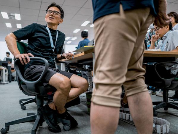 Rekordowe upały w Japonii zmieniają zasady ubioru w pracy.