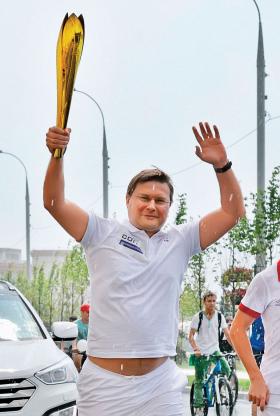35-letni Siergiej Iwanow, dyrektor Gazprombanku i szef zarządu w Sogazie, biegł ze zniczem podczas uniwersjady w Kazaniu.