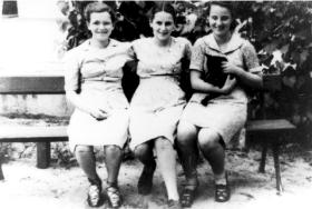 Młode dziewczyny w żydowskim domu w Otwocku. Źródło: Yad Vashem, Instytut Pamięci Męczenników i Bohaterów Holokaustu