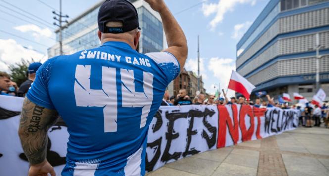 Rasistowska manifestacja przeciw imigrantom zorganizowana przez Konfederację i kibolskie bojówki śląskich klubów piłkarskich.