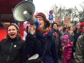 Było kolorowo i głośno. Tu protestujący wykrzykują hasło „Politycy na śmieciówki!”.