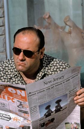 „Rodzina Soprano” na dobre wypchnęła mafijne opowieści ze strefy mitologicznej. Serial pokazywał „zwyczajne” życie mafiosów, którenie polega na ciągłych strzelaninach i ucieczkach przed policją.