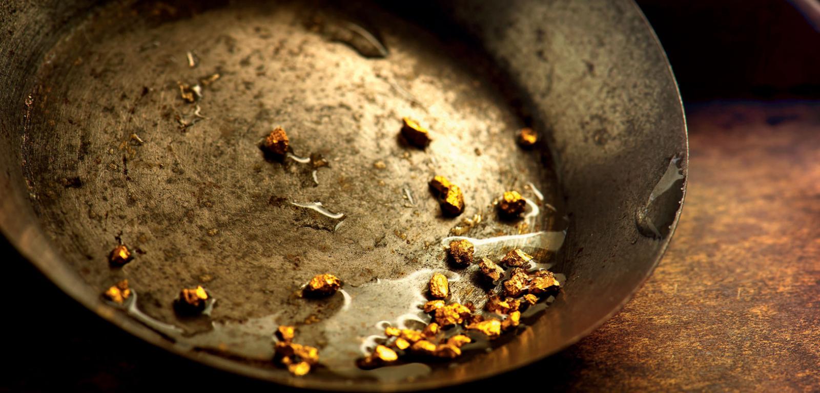 Pierwszą i najpopularniejszą metodą szukania złota było jego wypłukiwanie z piasku rzecznego.