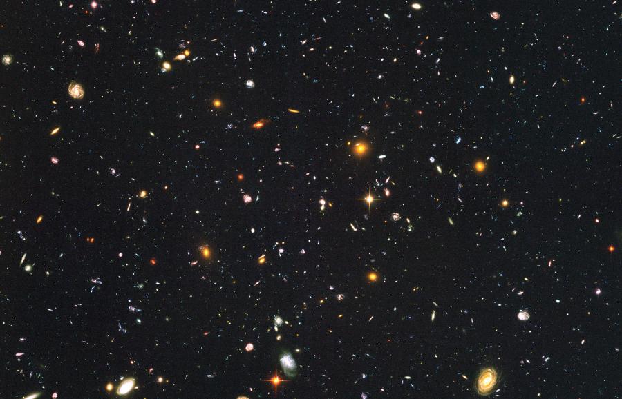 W ultragłębokim polu Hubble’a widać galaktyki odległe nawet o 13 mld lat świetlnych. Obiekty znajdujące się znacznie dalej są dla nas nieosiągalne, ponieważ wraz z ekspandującą przestrzenią uciekają od nas z prędkością większą niż prędkość światła. Tak zwany horyzont kosmologiczny ma wielkie znaczenie dla modelu wieloświata.