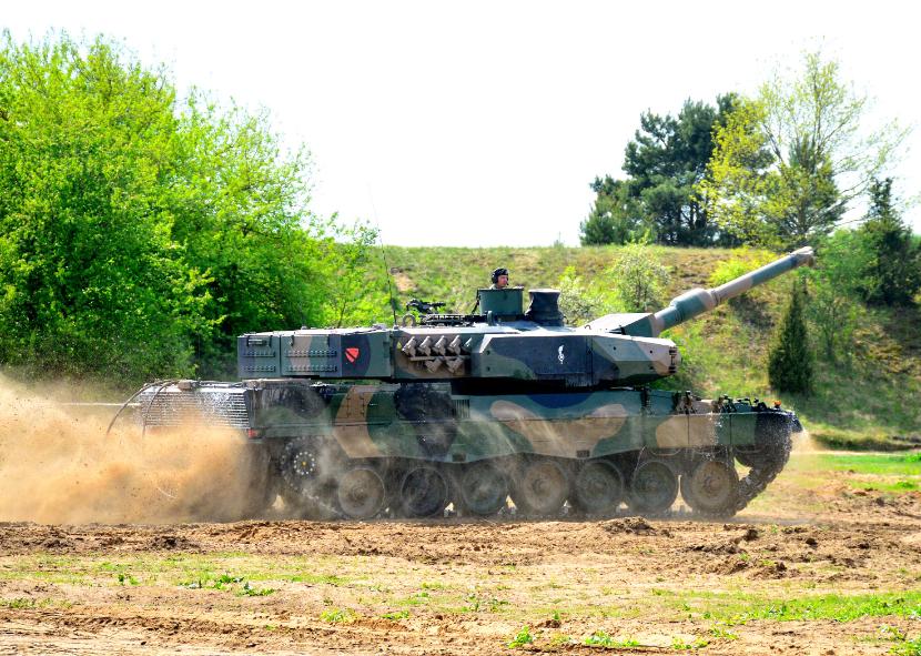 Czołg Leopard 2PL z 24. Batalionu Ułanów z 10. Brygady Kawalerii Pancernej im. gen. broni Stanisława Maczka w Świętoszowie niedługo po sforsowaniu rzeki