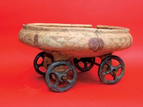 Naczynie w kształcie wozu z Domosławia koło Wrocławia (połowa I tys. p.n.e.)