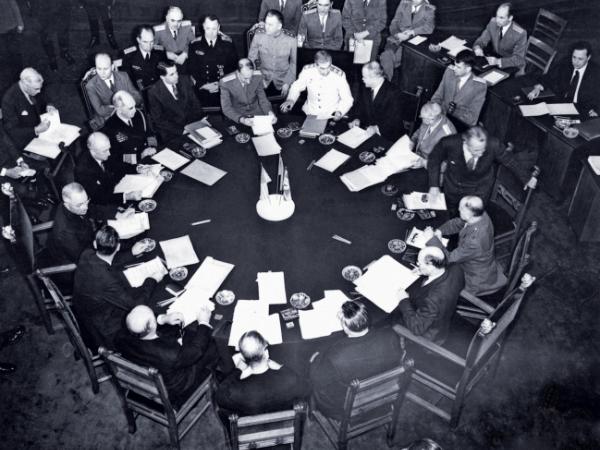 Sala obrad plenarnych konferencji w Poczdamie. W białym mundurze Józef Stalin, naprzeciwko – Harry Truman i Clement Attlee. Zastąpił on Winstona Churchilla, który nieoczekiwanie przegrał wybory w Wielkiej Brytanii.