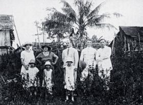 Grupa Polaków w Pladjoe (obecnie Plaju) na Sumatrze (Holenderskie Indie Wschodnie, obecnie Indonezja), 1928 r.