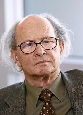 Autor jest historykiem, profesorem Uniwersytetu Warszawskiego oraz Akademii Leona Koźmińskiego. Dwukrotny laureat nagrody historycznej POLITYKI.