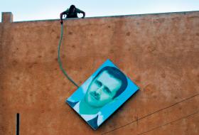 Wszyscy strzelają do wszystkichPiąty rok wojny w Syrii nie zbliżył jej mieszkańców do pokoju. Nadzieję niosła styczniowa zmiana władzy w Arabii Saudyjskiej, której rząd od początku konfliktu dokłada do wojennego pieca, sponsorując islamistów. 90-letniego króla Abdullaha zastąpił 79-letni Salman i strumień pieniędzy jeszcze się zwiększył. Amerykanie umyli ręce, aby nie zaprzepaścić szans na nuklearne porozumienie z Iranem. Umowa jest, perspektywy długofalowe budujące, ale te krótkofalowe są takie, że Teheran ma w Syrii wolną rękę. We wrześniu do wojny przyłączyli się Rosjanie, w obronie Asada. Swoim zwyczajem strzelają do wszystkich, czyli głównie do cywilów. Ale 24 listopada okazało się, że sami są pod ostrzałem. Turcy zestrzelili rosyjski Su-24, czym zapoczątkowali najgłębszy kryzys w swoich stosunkach z Rosją. Tylko Syryjczykom się od tego nie poprawiło.Na zdjęciu portret prezydenta Syrii Asada wywieszony przez jednego z członków Al-kaidy w mieście Ariha w północno-zachodniej części kraju.