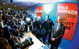 Thilo Sarrazin trafił w antyimigranckie nastroje w Niemczech - jego książka rozeszła się w ponad milionie egzemplarzy.