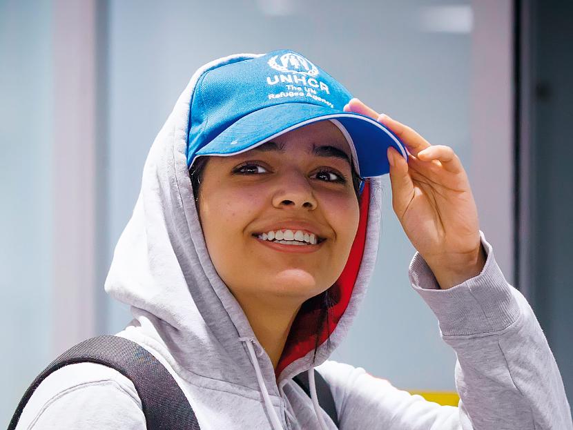 Rahaf al-Kunun w końcu dostała azyl w Kanadzie i szczęśliwie dotarła do Toronto.