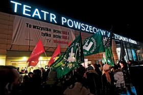 Protest przeciw „Klątwie” zorganizowany przez narodowców pod Teatrem Powszechnym w Warszawie.