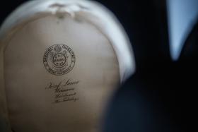 Pisarz słynął z doskonałego gustu i lubił dobrze wyglądać. Ubrania, choć są zakurzone, noszą ślady dawnej świetności. Pochodzą od znakomitych krawców lub przynajmniej ze sklepów eleganckich marek.