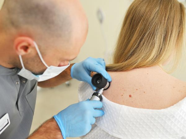 Moderna, amerykańska firma znana ze szczepionki mRNA przeciwko koronawirusowi SARS-CoV-2, ogłosiła obiecujące wyniki dużego badania klinicznego swojej spersonalizowanej terapii u chorych na czerniaka.