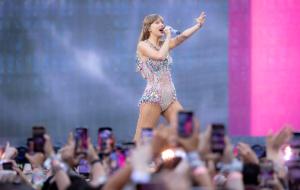 Taylor Swift występuje na scenie podczas koncertu w ramach trasy koncertowej „The Eras Tour”. Mediolan, 13 lipca 2024 r.