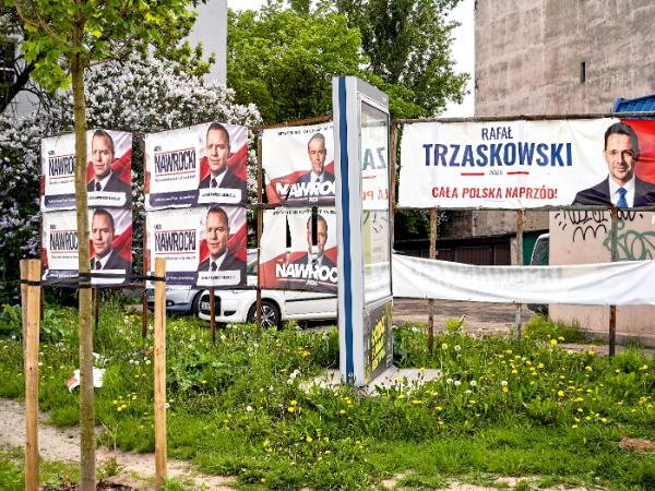 Kandydat KO na prezydenta Rafal Trzaskowski oraz Karol Nawrocki kandydat PiS podczas debaty, 12 maja 2025 r.