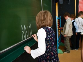 Nikt nie bada wpływu szkoły na emocje sześciolatka, a zdania psychologów w tej sprawie są podzielone.